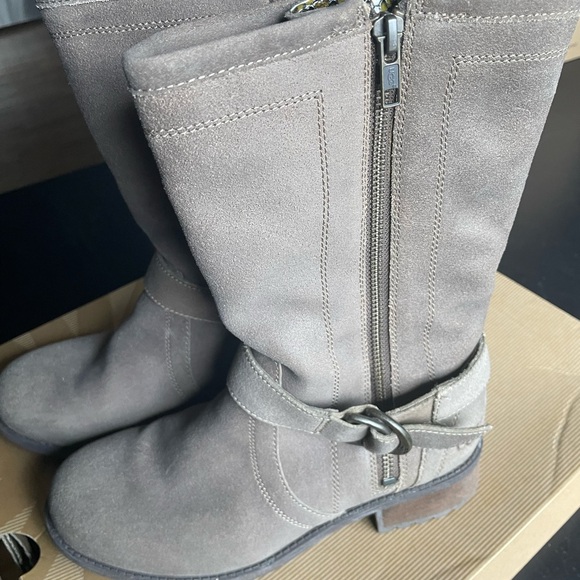 Ugg boot - Picture 2 of 7